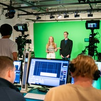 Jugendliche zu Gast im Studio ZWEI, wo sie den WDR sowie verschiedene Berufsbilder und Tätigkeiten im MINT-Bereich kennenlernen, 15.08.2024.