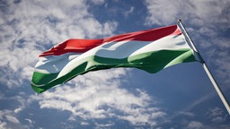 Nahaufnahme einer ungarischen Flagge als 3D-Grafik aus der Froschperspektive.