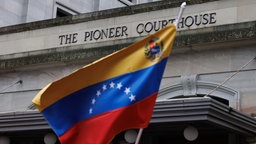 Venezolanische Flagge weht vor "The Pioneer Courthouse", 04.01.2026.