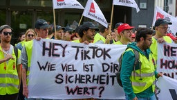 Warnstreik von TikTok-Beschäftigten vor dem Berliner Arbeitsgericht, 28.072025.