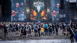Blick auf eine Musikbühne auf dem Gelände, Wacken, 01.08.2025.