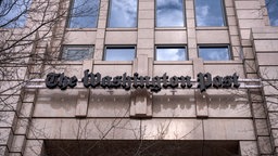 Das Firmenschild der Washington Post ist an dem Verlagsgebäude zu sehen, Washington, 26.01.2026.