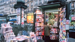Ein Zeitungsstand in Paris. 