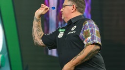 Gary Anderson zielt bei der Darts Weltmeisterschaft 2026 in London.
