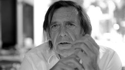 Schwarz-weiß coloriertes Foto von Journalist Franz Josef Wagner während eines Interviews in 2008.