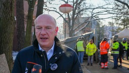 Kai Wegner (CDU), Bürgermeister von Berlin, gibt vor einem Umspannwerk ein Statement, nachdem er sich bei den Beschäftigten für die Wiederherstellung der Stromversorgung bedankt hat.