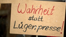 Schild mit der Aufschrift "Wahrheit statt Lügenpresse".