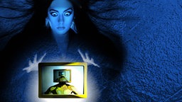 Foto-Kompositum: Eine Frau starrt entsetzt mit wehenden Haaren auf einen Fernseher zwischen ihren Händen. Dieser zeigt eine Figur mit einem Fernseher als Kopf, dessen Bildschirm dasselbe Bild zeigt.