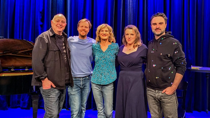 Frank Goosen, Patrick Nederkoorn, Vera Deckers, Johanna Wack und Dr. Pop auf der Bühne vom Bahnhof Langendreer