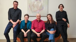 Sascha Thamm, Kirsten Fuchs, Horst Evers, Susanne M. Riedel, Elias Hirschl sitzen auf einem Sofa im Schloss Eulenbroich