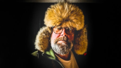 Jochen Malmsheimer - Portrait mit Fellmütze