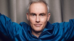 Portrait von Comedian Johann König vor neutralem Hintergrund
