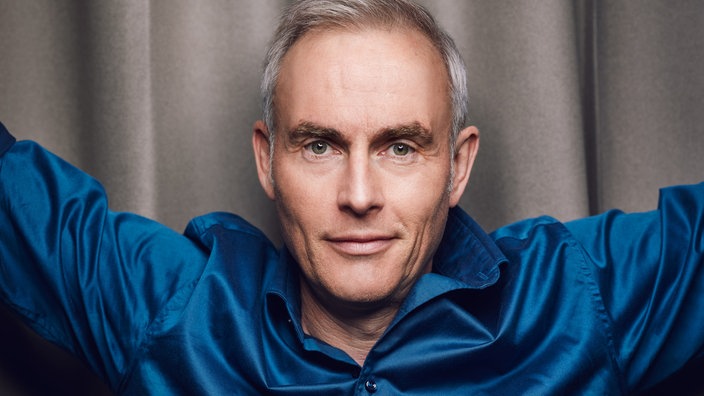 Portrait von Comedian Johann König vor neutralem Hintergrund