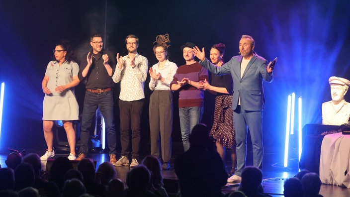 Sybille Bullatschek, Sascha Thamm, Fabian Großberg, Marie Diot, Stefan Danziger, Alice Köfer und Helmut Sanftenschneider auf der Bühne des Kulturzentrums Herne