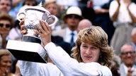 Steffi Graf beim Grand Slam 1987 in Paris mit Siegerpokal