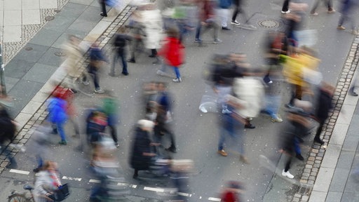 Passanten überqueren eine Strasse