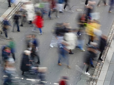 Passanten überqueren eine Strasse
