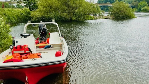 Ein Rettungsboot auf dem Wasser 