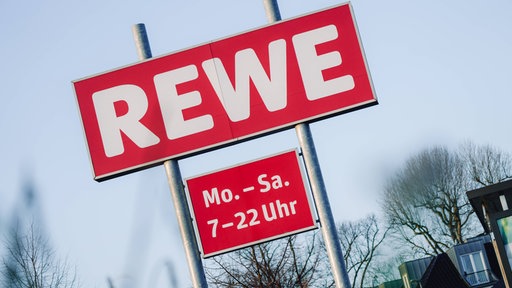 Schild eines Rewe-Supermarktes