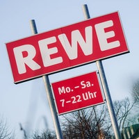 Schild eines Rewe-Supermarktes