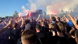 Bus der Spieler des SC Paderborn wird am Stadium von Fans begrüßt