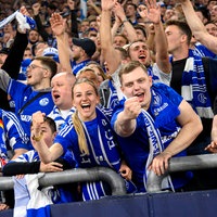 Archivbild: Fans feiern den Aufstieg von Schalke 04 in der Saison 2021/22 