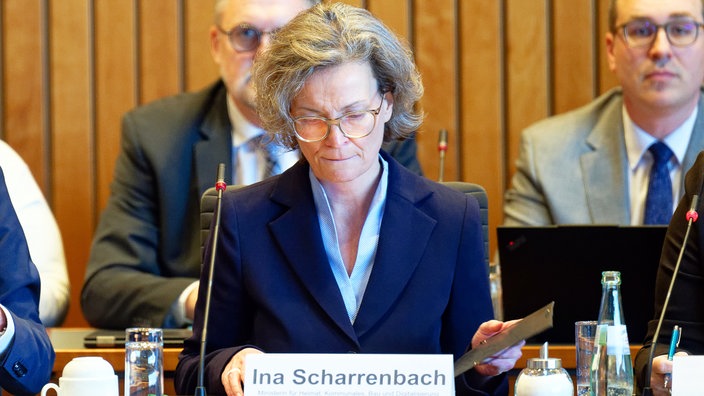 NRW-Bauministerin Ina Scharrenbach in der Sondersitzung zu den Vorwürfen gehen sie.