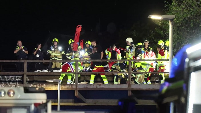 Rettungskräfte an den Bahngleisen.