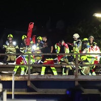 Rettungskräfte an den Bahngleisen.