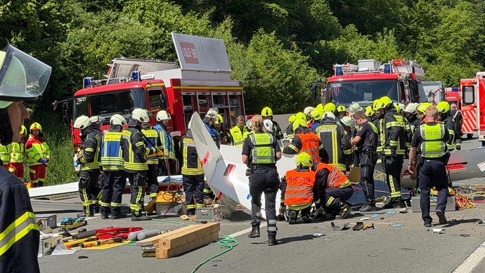 Einsatzkräfte an der Unfallstelle auf der A45