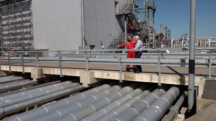 Bezirksbürgermeister Manfred Giesen (rechts) und Ingenieur Ulrich Merfert (links) vor sanierten Pipelines