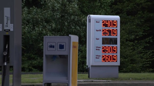 Auf einer Anzeige steht der Dieselpreis in Höhe von 2,41 Euro.