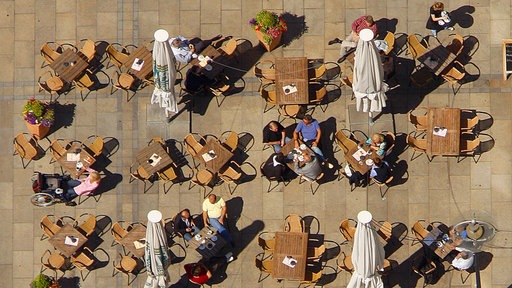 Blick auf Gäste eines Strassencafés in der Dortmunder Innenstadt
