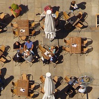 Blick auf Gäste eines Strassencafés in der Dortmunder Innenstadt
