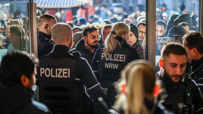 Polizeieinsatz an der Sparkassenfiliale in Gelsenkirchen-Buer, nachdem wartende Kunden versucht hatten in die Bank zu gelangen