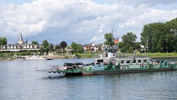 Die Rheinfähre von Graurheindorf nach Monheim nördlich von Bonn