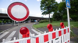 Gesperrte Auffahrt zur Auotbahnbrücke der A565 in Bonn