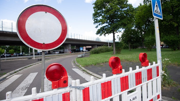 Gesperrte Auffahrt zur Auotbahnbrücke der A565 in Bonn