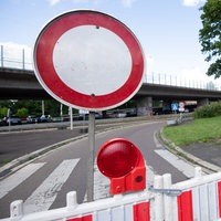 Gesperrte Auffahrt zur Auotbahnbrücke der A565 in Bonn