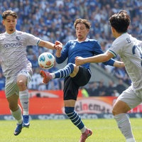 Jannik Rochelt im Kampf um den Ball mit Cajetan Lenz und Koji Miyoshi 