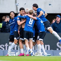 Joel Grodowski bejubelt seinen Treffer mit seinen Teamkollegen