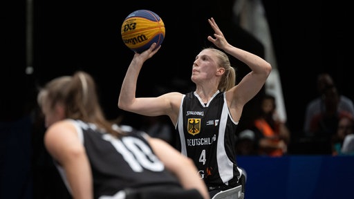 Lilly Sellak wirft auf den Korb