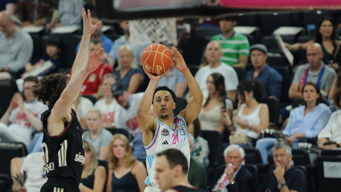 Joel Aminu (#21 Telekom Baskets Bonn) beim Wurf.