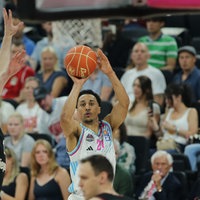 Joel Aminu (#21 Telekom Baskets Bonn) beim Wurf.