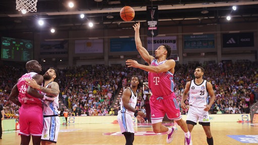 Joel Aminu von den Telekom Baskets Bonn zieht im Spiel gegen die Hamburg Towers zum Korb.
