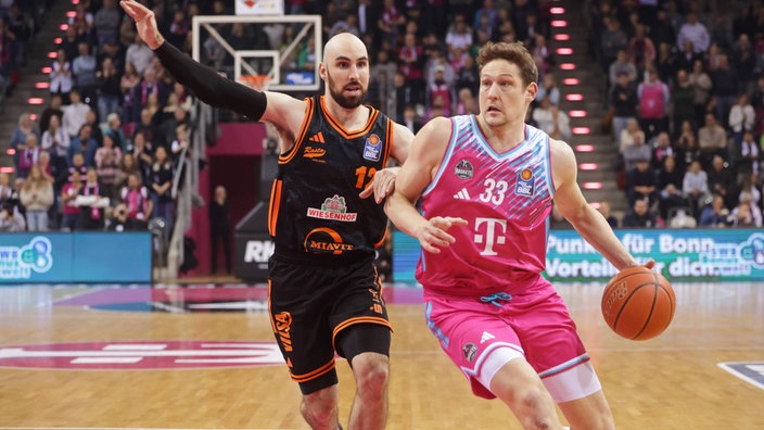 Patrick Heckmann (r.) im Zweikampf mit Tommy Kuhse (l.)