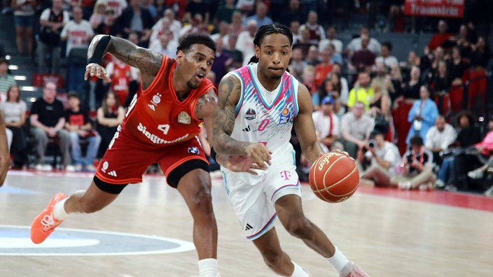 Bayerns Xavier Rathan-Mayes im Duell mit Bonns Jalen Finch