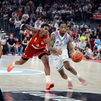 Bayerns Xavier Rathan-Mayes im Duell mit Bonns Jalen Finch