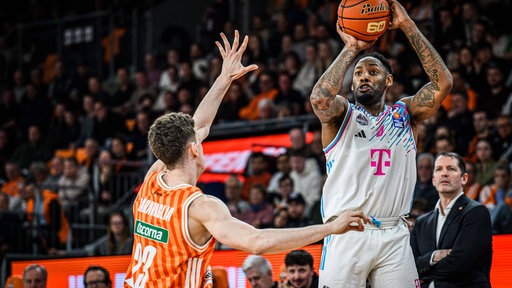 Jeff Garrett beim Wurf im Spiel gegen Ulm