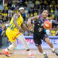 Jalen Finch im Dribbling gegen Brian Fobbs